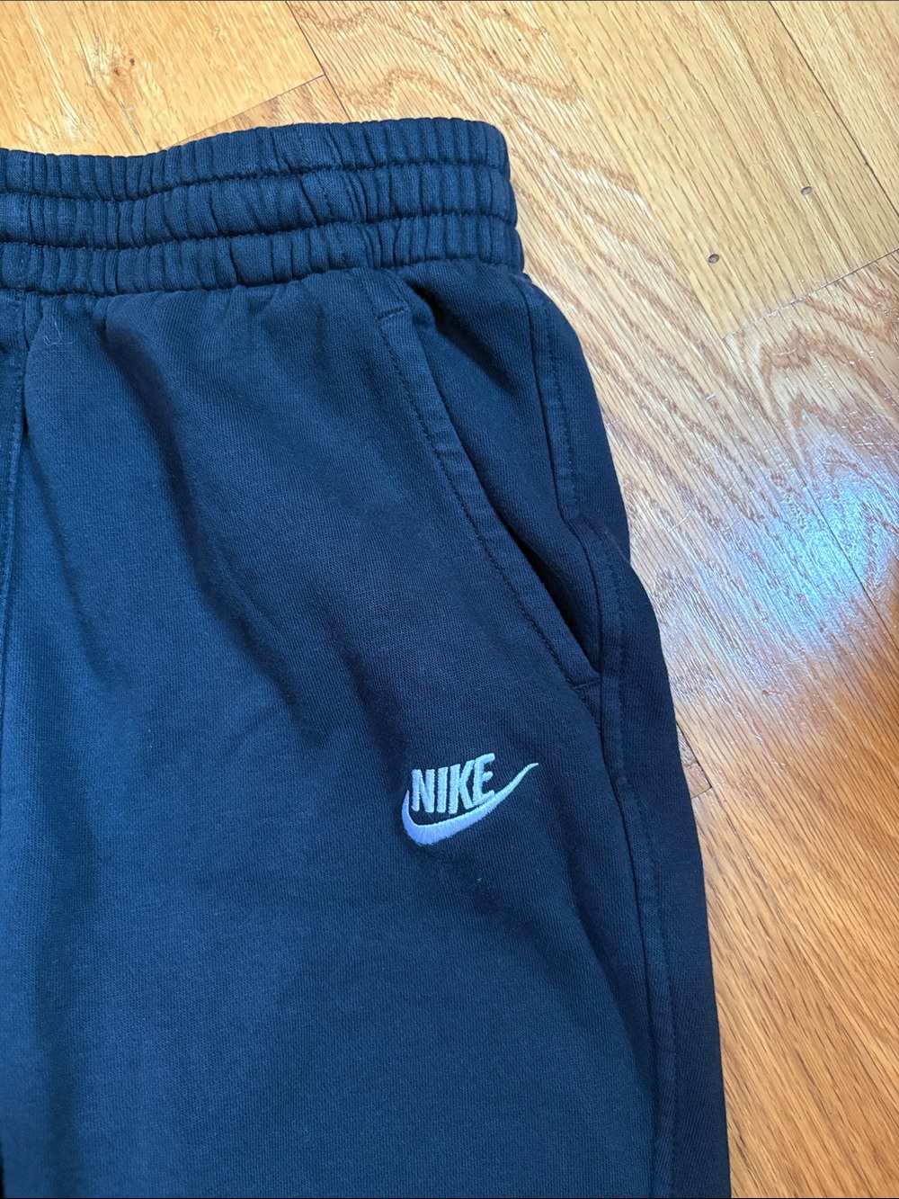 • Nike • - Picture 2 of 4